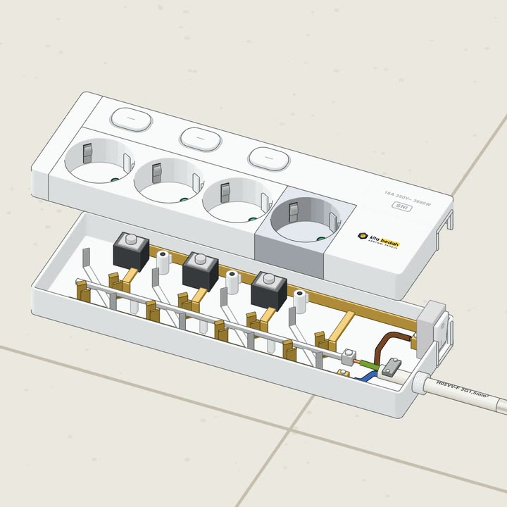 Stop kontak & kabel roll: Stop kontak 4 soket (Krisbow Switch Basic) dengan tutup diangkat: di bawah tiap lubang ada jepitan kuningan, di dasarnya batang fasa dan netral, saklar tiap soket, dan kabel 3 inti (cokelat, biru, hijau-kuning) yang masuk ke terminalnya. Di tutupnya: lubang dengan pengaman anak warna hijau, klip arde di dinding lubang, dan angka 16 A.